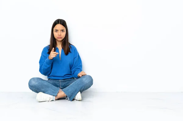 Mujer Joven Raza Mixta Sentada Suelo Aislada Sobre Fondo Blanco — Foto de Stock