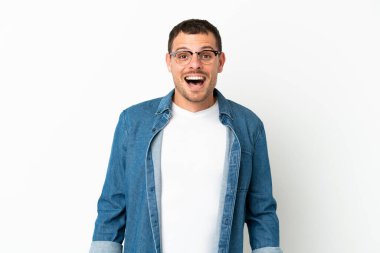 Brezilya 'lı beyaz arka planda şaşırtıcı bir yüz ifadesi olan bir adam.