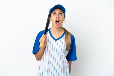 Beyzbol oynayan beyaz tenli genç bir kadın beyaz arka planda izole edilmiş yukarı bakıyor ve şaşırmış bir ifadeyle