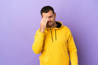 Mor arka planda baş ağrısı olan Brezilyalı bir adam.