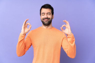 Zen pozunda, soyutlanmış mor bir geçmişi olan beyaz, yakışıklı bir adam.