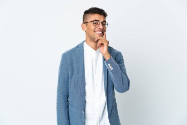 Genç Brezilyalı iş adamı, beyaz arka planda izole edilmiş bir şekilde bir fikir ararken...