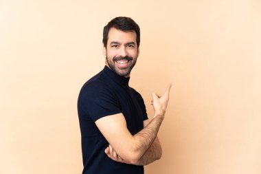 Kafkasyalı yakışıklı adam izole bir geçmişi var.