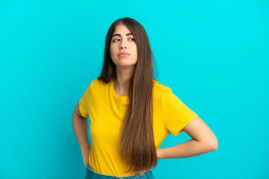 Mavi arka planda soyutlanmış beyaz bir kadın. Portre