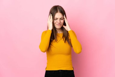 Pembe arka planda izole edilmiş, başı ağrıyan beyaz bir kadın.