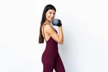 Genç bayan izole edilmiş beyaz arka planda halter yapıyor.