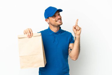 Brezilyalı beyaz arka planda izole edilmiş bir paket yiyecek alıyor. Harika bir fikir.