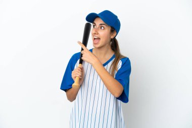 Beyazlar içinde beysbol oynayan beyaz tenli genç bir kadın çözümü bulmak için parmağını kaldırıyor.