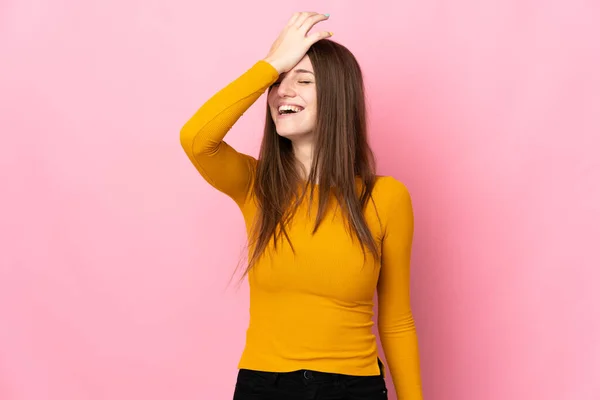 Joven Mujer Caucásica Aislada Sobre Fondo Rosa Dado Cuenta Algo —  Fotos de Stock