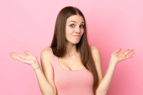 Mujer Joven Caucásica Aislada Sobre Fondo Rosa Haciendo Gesto Dudas —  Fotos de Stock