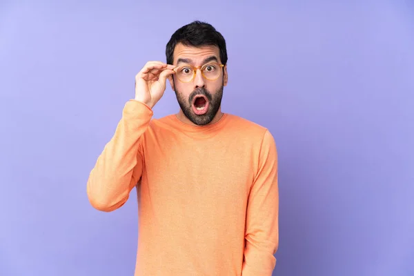 Caucásico Guapo Hombre Sobre Aislado Púrpura Fondo Con Gafas Sorprendido —  Fotos de Stock