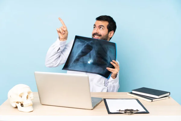 Profesjonalny Traumatolog Miejscu Pracy Wskazujący Palcem Wskazującym Świetny Pomysł — Zdjęcie stockowe