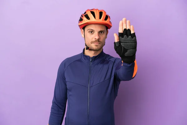 Young Brazilian Cyclist Man Isolated Purple Background Making Stop Gesture — Foto de Stock