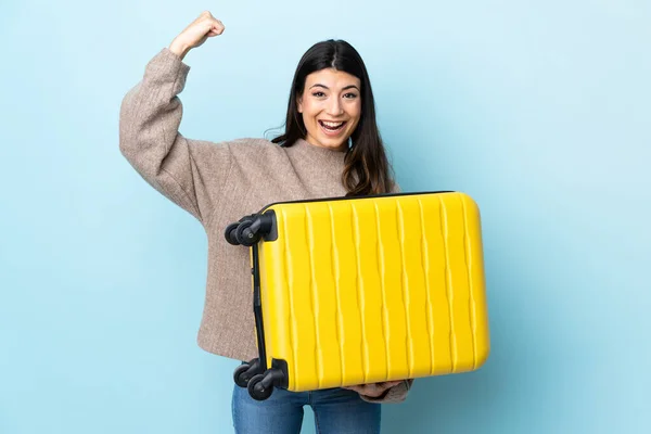 Jong Brunette Meisje Geïsoleerde Blauwe Achtergrond Vakantie Met Reizen Koffer — Stockfoto