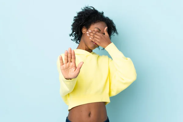 Junge Afroamerikanerin Isoliert Auf Blauem Hintergrund Macht Stop Geste Und — Stockfoto
