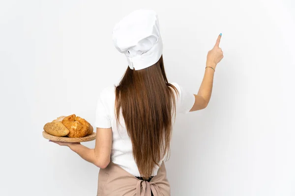 Jovem Mulher Uniforme Chef Isolado Fundo Branco Apontando Para Trás — Fotografia de Stock