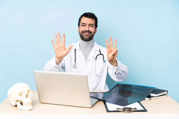 Professionele Traumatoloog Werkplek Acht Tellen Met Vingers — Stockfoto