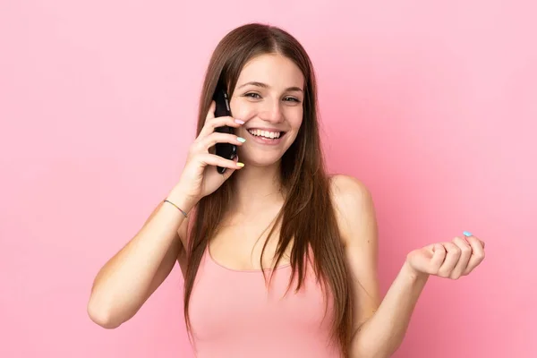 Giovane Donna Caucasica Isolata Sfondo Rosa Mantenere Una Conversazione Con — Foto Stock