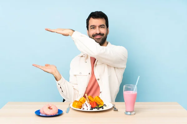 Homme Une Table Ayant Des Gaufres Pour Petit Déjeuner Milk — Photo