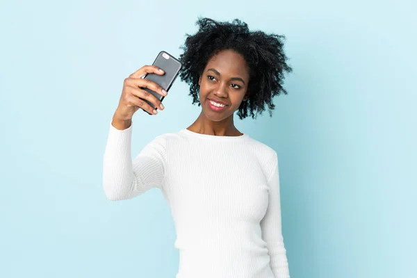 Jeune Femme Afro Américaine Isolée Sur Fond Bleu Faisant Selfie — Photo