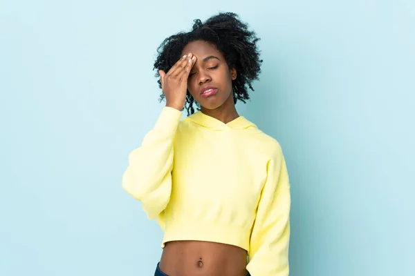 Genç Afrikalı Amerikalı Kadın Mavi Arka Planda Baş Ağrısı Ile — Stok fotoğraf