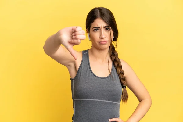 Sport Blanke Vrouw Geïsoleerd Gele Achtergrond Met Duim Naar Beneden — Stockfoto