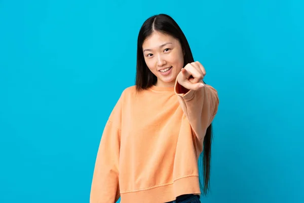 Fiatal Kínai Lány Felett Elszigetelt Kék Háttér Mutató Elöl Boldog — Stock Fotó