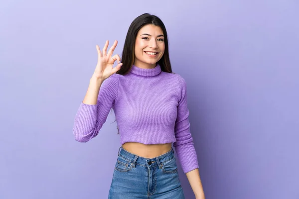 Jovem Morena Mulher Sobre Isolado Roxo Fundo Mostrando Sinal Com — Fotografia de Stock