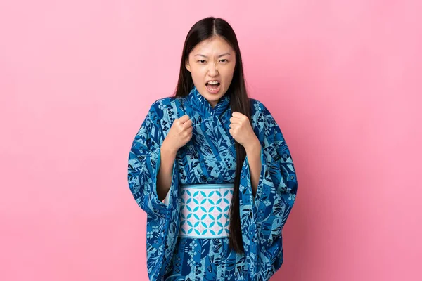 Joven Chica China Usando Kimono Sobre Fondo Aislado Frustrado Por —  Fotos de Stock