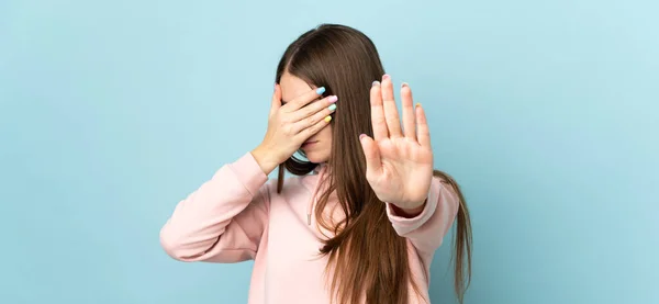 코카서스 여성은 배경에 고립되어 제스처를 멈추고 얼굴을 가리는 — 스톡 사진