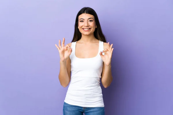 Junge Brünette Frau Über Isolierten Lila Hintergrund Zeigt Zeichen Mit — Stockfoto