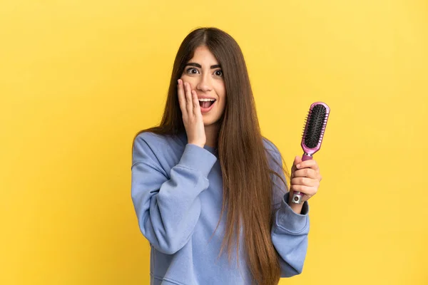 Jeune Femme Caucasienne Tenant Une Brosse Cheveux Isolée Sur Fond — Photo