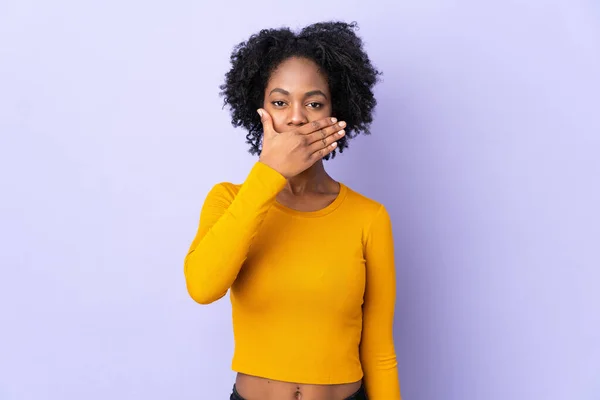 Junge Afroamerikanerin Isoliert Auf Lila Hintergrund Bedeckt Mund Mit Hand — Stockfoto