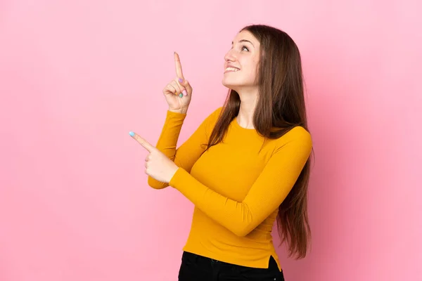 Mujer Joven Caucásica Aislada Sobre Fondo Rosa Señalando Con Dedo —  Fotos de Stock