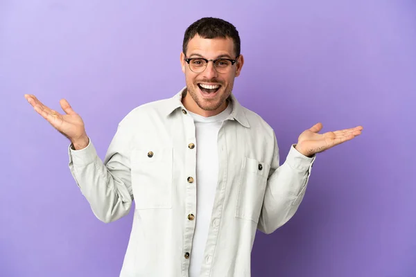 Brasilianischer Mann Vor Isoliertem Lila Hintergrund Mit Schockiertem Gesichtsausdruck — Stockfoto