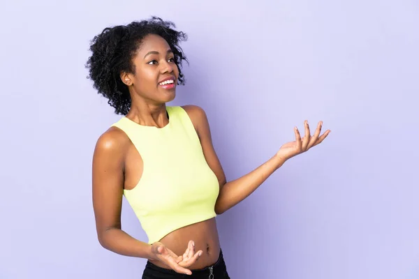 Young African American Woman Isolated Purple Background Surprise Expression While — Stock Photo, Image