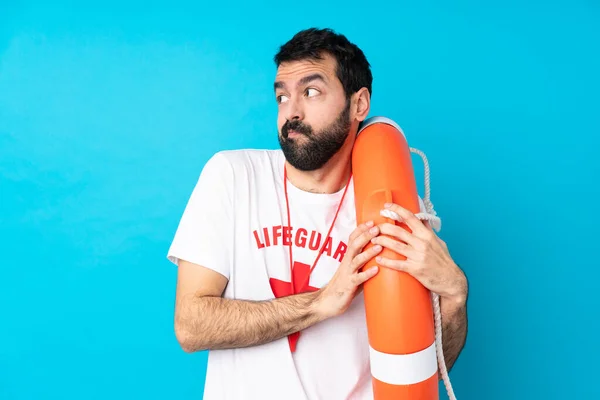 Salva Vidas Homem Sobre Isolado Fundo Azul Fazendo Dúvidas Gesto — Fotografia de Stock