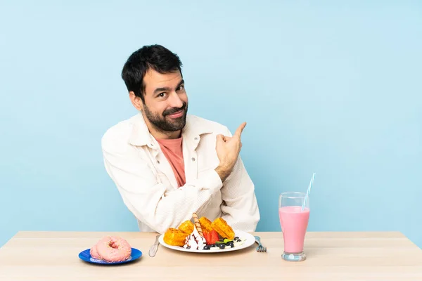 Kahvaltıda Waffle Yiyen Milkshake Içen Bir Adam — Stok fotoğraf