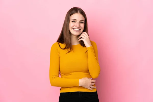 Junge Kaukasische Frau Isoliert Auf Rosa Hintergrund Lachen — Stockfoto