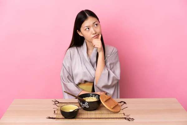 Jong Chinees Meisje Draagt Kimono Het Eten Van Noedels Met — Stockfoto