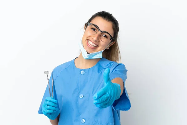 Młoda Kobieta Dentysta Trzyma Narzędzia Izolowane Białym Tle Ściskając Dłonie — Zdjęcie stockowe