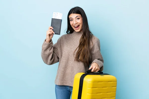 Jong Brunette Meisje Geïsoleerde Blauwe Achtergrond Vakantie Met Koffer Paspoort — Stockfoto