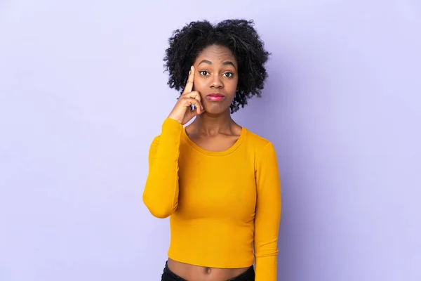 Junge Afroamerikanerin Auf Violettem Hintergrund Isoliert Und Denkt Sich Eine — Stockfoto
