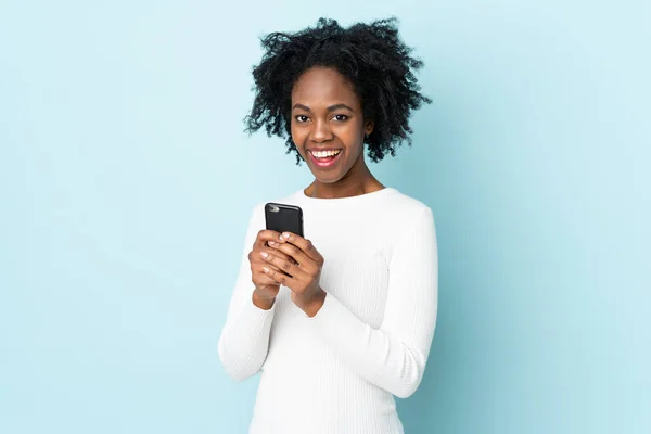 Jeune Femme Afro Américaine Isolée Sur Fond Bleu Surprise Envoyant — Photo