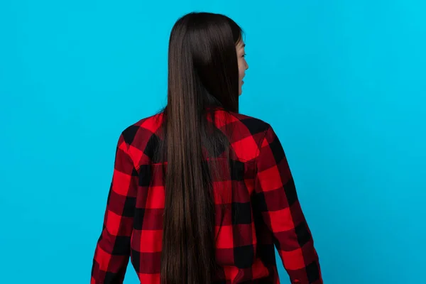 Joven Chica China Sobre Fondo Azul Aislado Posición Trasera Mirando —  Fotos de Stock