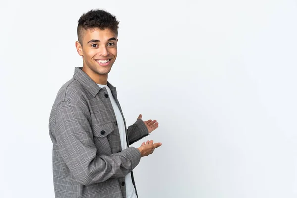 Ung Brasiliansk Man Isolerad Vit Bakgrund Sträcker Händerna Sidan För — Stockfoto