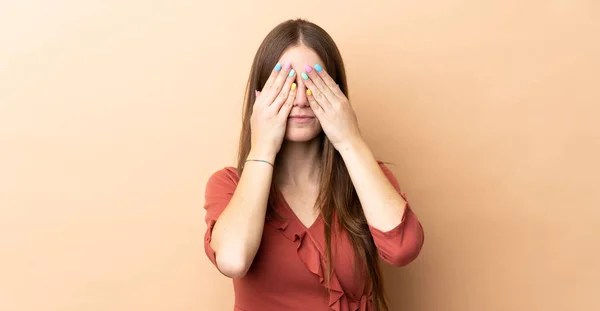 Jonge Kaukasische Vrouw Geïsoleerd Beige Achtergrond Bedekken Ogen Door Handen — Stockfoto