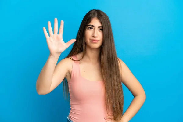 Jonge Blanke Vrouw Geïsoleerd Blauwe Achtergrond Tellen Vijf Met Vingers — Stockfoto