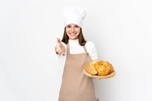 穿着厨师制服的年轻女子在与白人背景握手之后被隔离了 — 图库照片