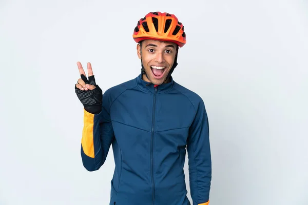 Joven Ciclista Brasileño Aislado Sobre Fondo Blanco Sonriendo Mostrando Signo —  Fotos de Stock